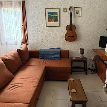Apartment 1 Bed-sleeps 2-gardens-pool-10 Min To *