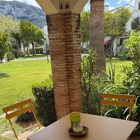 1 Bed-sleeps 2-gardens-pool-10 Min To Apartmán *