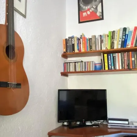 1 Bed-sleeps 2-gardens-pool-10 Min To Apartmán