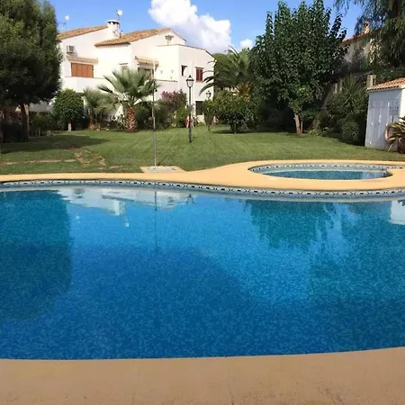 1 Bed-sleeps 2-gardens-pool-10 Min To Apartmán